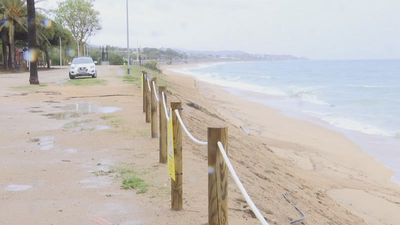 El temporal torna a deixar sense sorra la platja del Callao