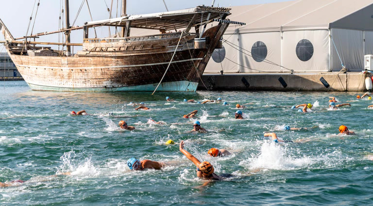 Prop de 200 nedadors en la 32a edici&oacute; de la Travessa nedant al port